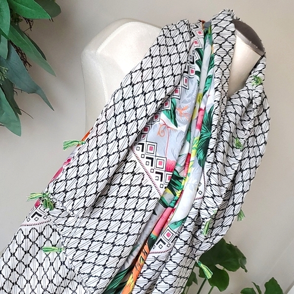 Floral and geometric print scarf - Picture 4 of 4